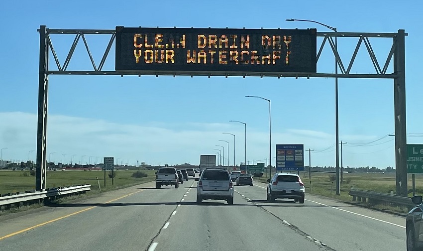 Highway signage reminding users to Clean, Drain, Dry watercraft